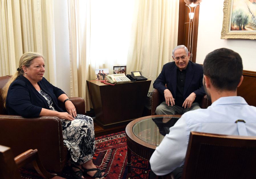 Prime Minister Benjamin Netanyahu meets Israel's Ambassador to Jordan Einat Schlein and wounded security officer Ziv, July 25 2017 (GOVERNMENT PRESS OFFICE)