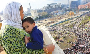 egyptian woman and child in Tahrir