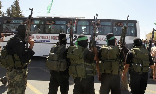 Freed Palestinian prisoners wave a Hamas flag