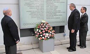 Dignitaries at the Buenos Aires memorial [file]