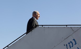 PM Netanyahu boards a plane [file]