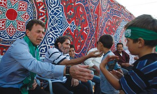 freed Palestinian prisoner greets child