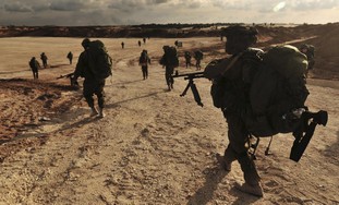 IDF soldiers walk to Gaza in Operation Cast Lead