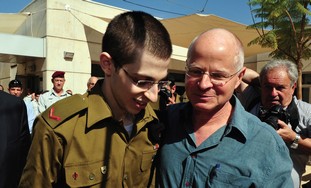 Gilad and Noam Schalit reuniting