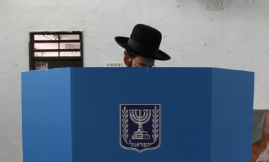 Haredi man casts ballot in elections [file]