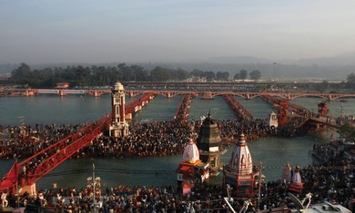Hindus gather at Ganges River