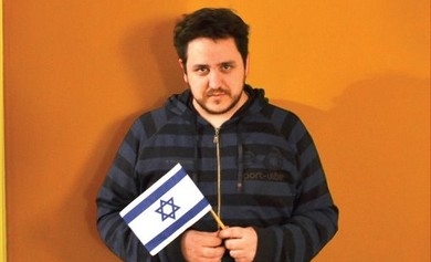 Man holding Israeli flag sends message to Iran