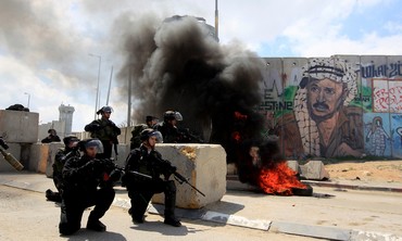 Border Police clash with Palestinians at Kalandiya