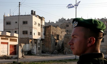 IDF soldado monta guardia cerca de Beit Hamachpela