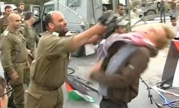 IDF officer hitting activist with M-16