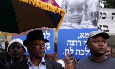 Ethiopian Israelis demonstrate outside PMO in J'le