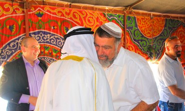Sheikh Farid Al-Jabari greets Gershon Mesika 