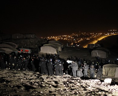 Border Police prepare to evacuate Palestinian E1 outpost [Photo: Ammar Awad / Reuters]