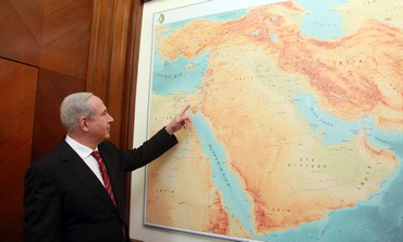 Netanyahu pointing at a map, January 15, 2013.