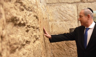 Netanyahu visit Western Wall after voting, Jan. 22, 2013