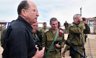 Defense Minister Moshe Ya'alon (R) looks into Syria on tour of Golan Heights