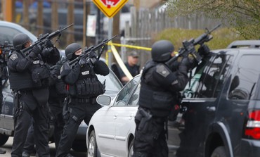 Police in Boston suburb Watertown looking for second suspect in marathon bombing, April 19, 2013.
