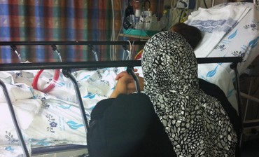 A Syrian girl and her mother at Wolfson Medical Center.
