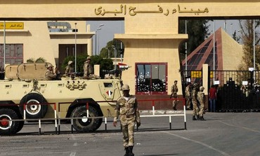 Egyptian Army soldiers guard gates of Sinai Gaza closed border crossing, May 20, 2012.