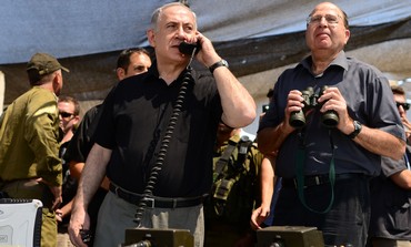 Prime Minister Binyamin Netanyahu talks to Golani officer in the field during exercise, June 26.