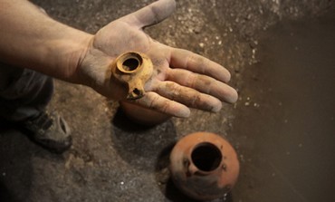 Intact cooking pots, oil lamp that were hidden by starving Jews under siege by the Romans.