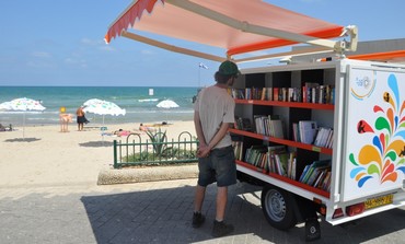Beach library in Tel Aviv