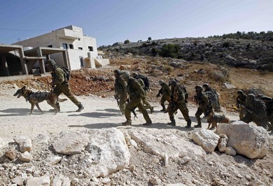 Israeli soldiers leave after an operation near the West Bank village of Bilin, near Ramallah October 22, 2013 (Reuters)