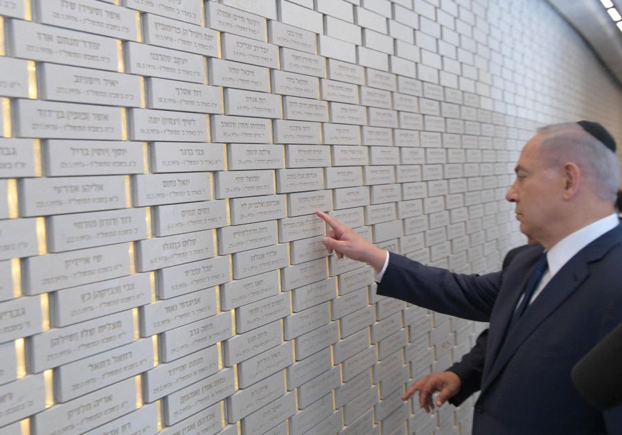 Prime Minister Benjamin Netanyahu at an inauguration ceremony for the national Hall of Remembrance for fallen soldiers on Mount Herzl in Jerusalem, April 30, 2017 (AMOS BEN-GERSHOM/GPO)