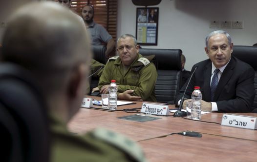 Prime Minister Benjamin Netanyahu (R) and IDF chief of staff Gadi Eisenkot attend a briefing