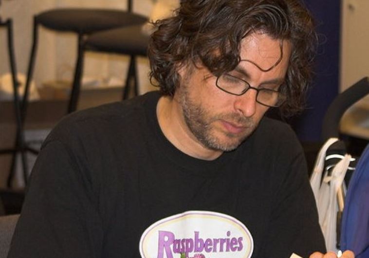 hotograph of author Michael Chabon at a book signing at WonderCon in 2006.