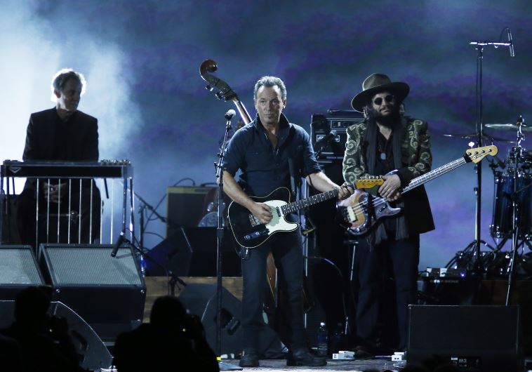 Musician Bruce Springsteen performs "Knockin' On Heavens Door."