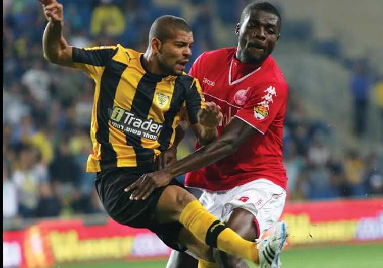 Hapoel Beerseba’s John Ogu and Beitar Jerusalem’s Claudemir