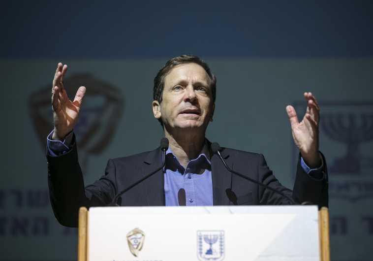 Zionist Union MK Isaac Herzog addresses young voters at Tel Aviv University