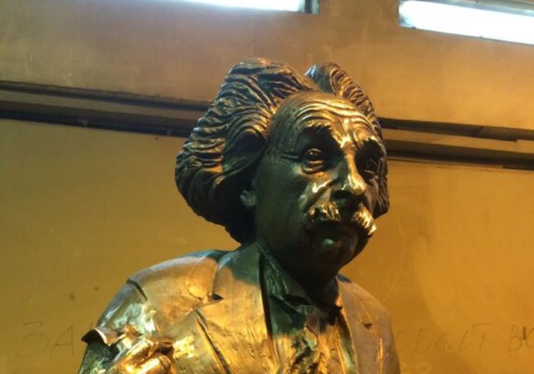 Einstien statue Hebrew University