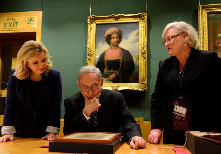 Sara and Benjamin Netanyahu view th Balfour Declaration at the British Library 