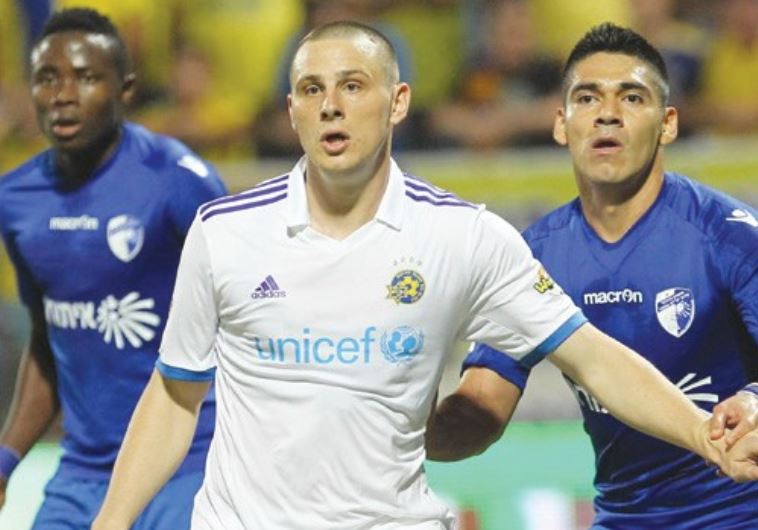 Maccabi Tel Aviv striker Dejan Radonjic (center) couldn’t convert his scoring opportunities