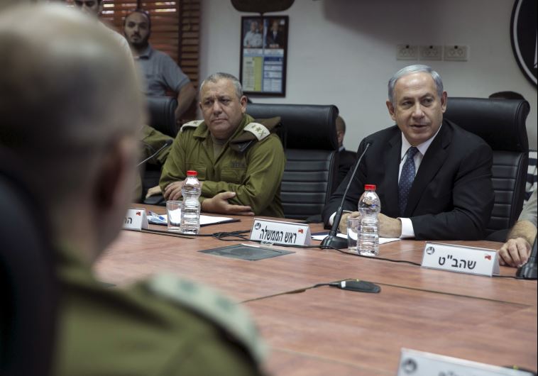 Prime Minister Benjamin Netanyahu (R) and IDF chief of staff Gadi Eisenkot attend a briefing