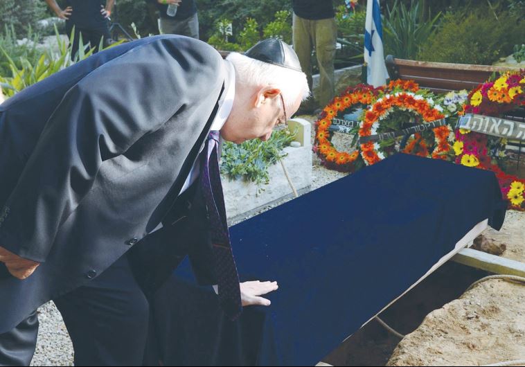 PRESIDENT REUVEN RIVLIN pays his respects at the funeral of ex-Supreme Court justice Mishael Cheshin