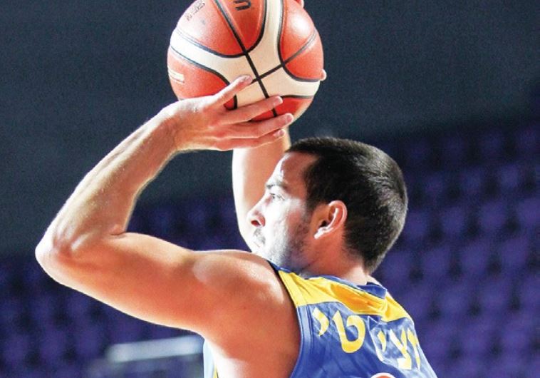 Maccabi Tel Aviv guard Taylor Rochestie 