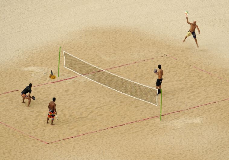 Beach tennis