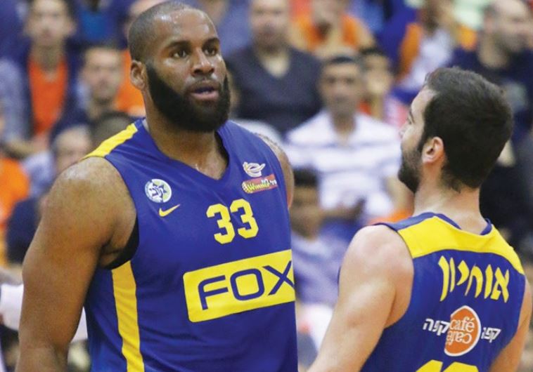 Maccabi Tel Aviv forward Arinze Onuaku (left) and guard Yogev Ohayon