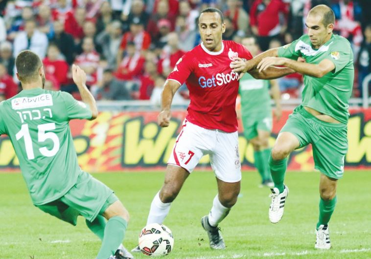 Hapoel Beersheba midfielder Maharan Radi (center)