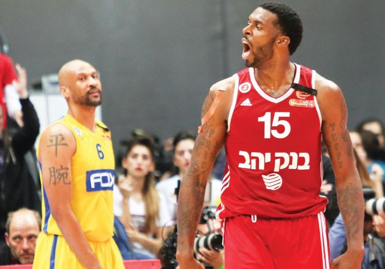 Hapoel Jerusalem forward Donta Smith (right) and Maccabi Tel Aviv swingman Devin Smith (left)