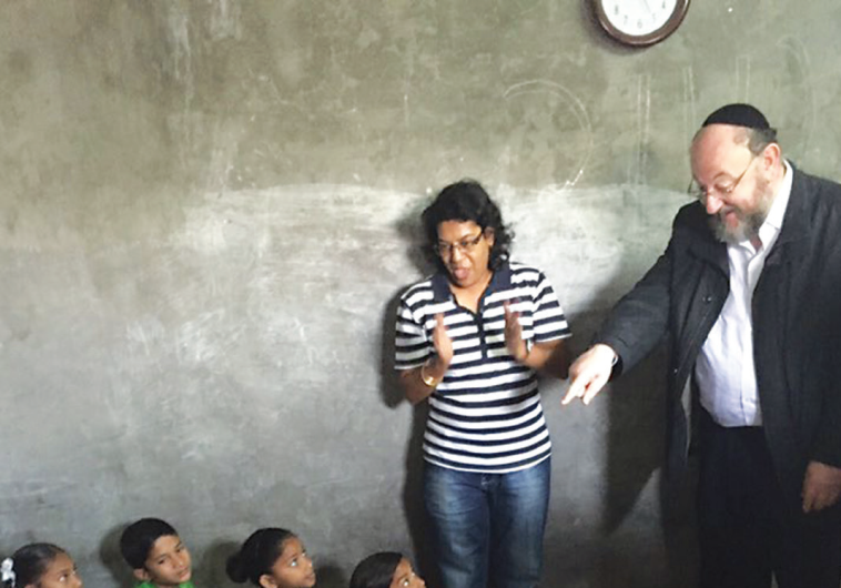 UK CHIEF RABBI Ephraim Mirvis teaches a Gabriel Projectsponsored class to children in Mumbai during 