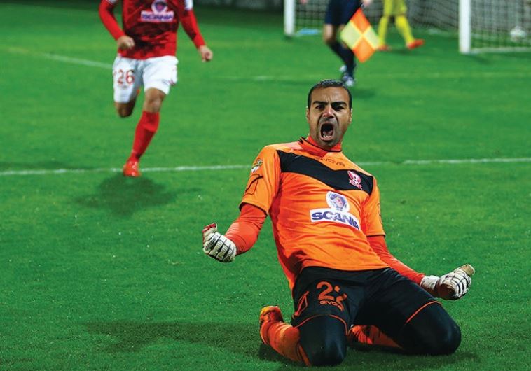 Bnei Sakhnin goalkeeper Mahmud Kandil celebrates during his team’s 5-4 shootout win over Ness Ziona 