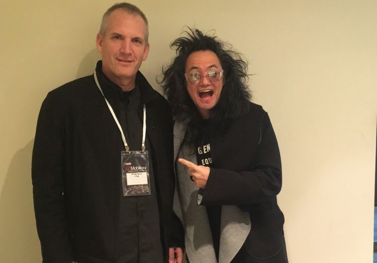 ‘TECH TALK’ writer Ariel Shapira (left) meets with AOL’s resident prophet David Shing