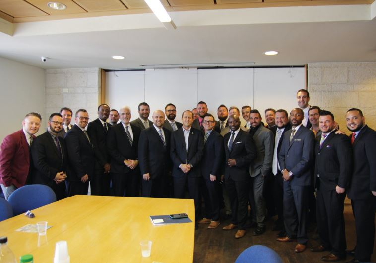 JERUSALEM MAYOR Nir Barkat (center) poses with pastors from the Eagles Wings Evangelical Group at hi