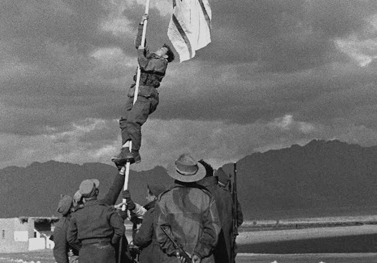 Raising the ink-drawn flag in Eilat. Picture by Micha Perry, an officer in the Negev Brigade