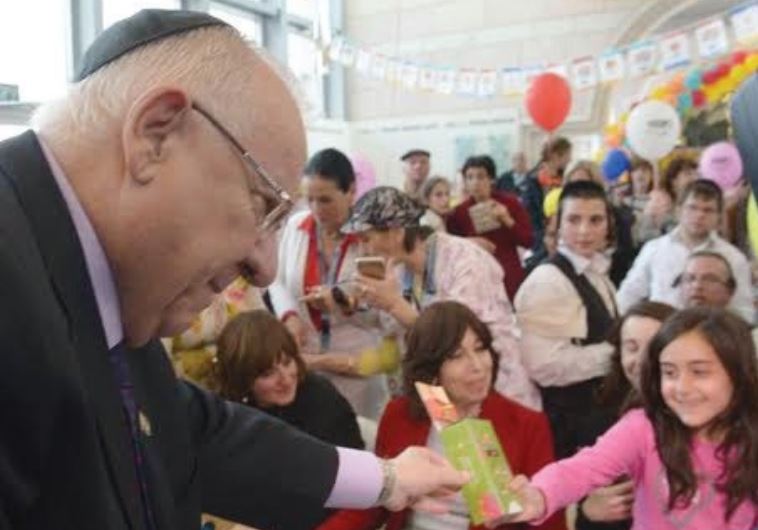 PRESIDENT REUVEN RIVLIN distributes Purim gifts to patients at Hadassah-University Medical Center in