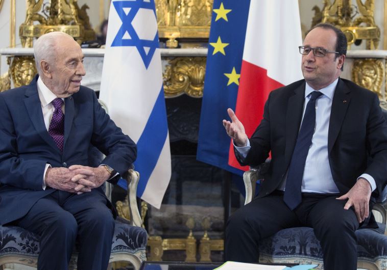 Former Israeli President Shimon Peres (L) discusses with French President Francois Hollande during a